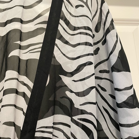 Black & White Duster - Picture 2 of 6